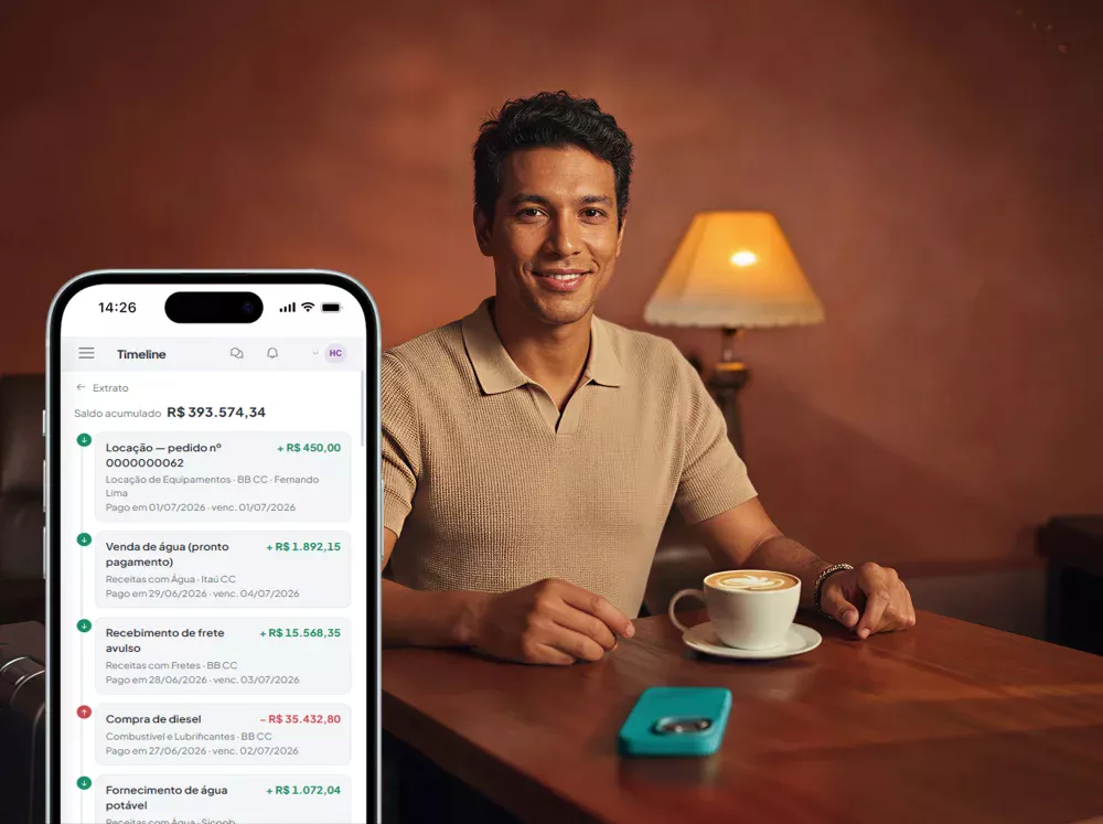 Dono da locadora no balcão conferindo o celular