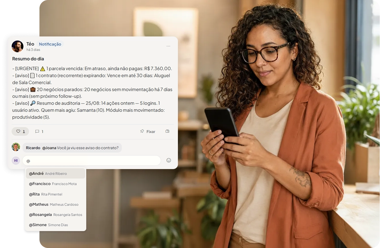 Feed da intranet no celular e a TV da recepção exibindo o mesmo aviso