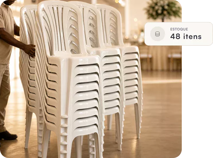 Tenda e estrutura montadas em evento ao ar livre